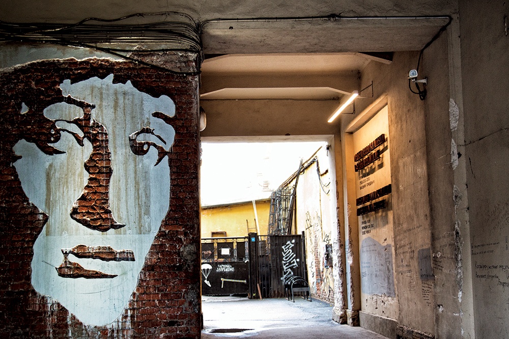 Ahmatova’nın Evinde: Şiir, Aşk, Devrim ve Sürgün