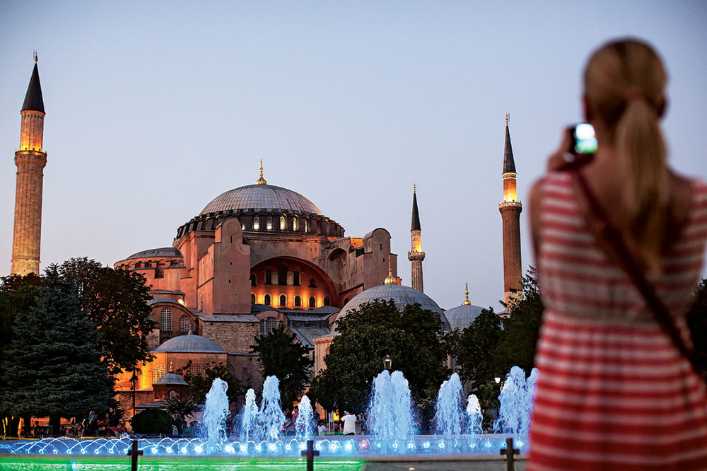 “Ayasofya’nın bir gayya kuyusuna dönüşme tehlikesi var”