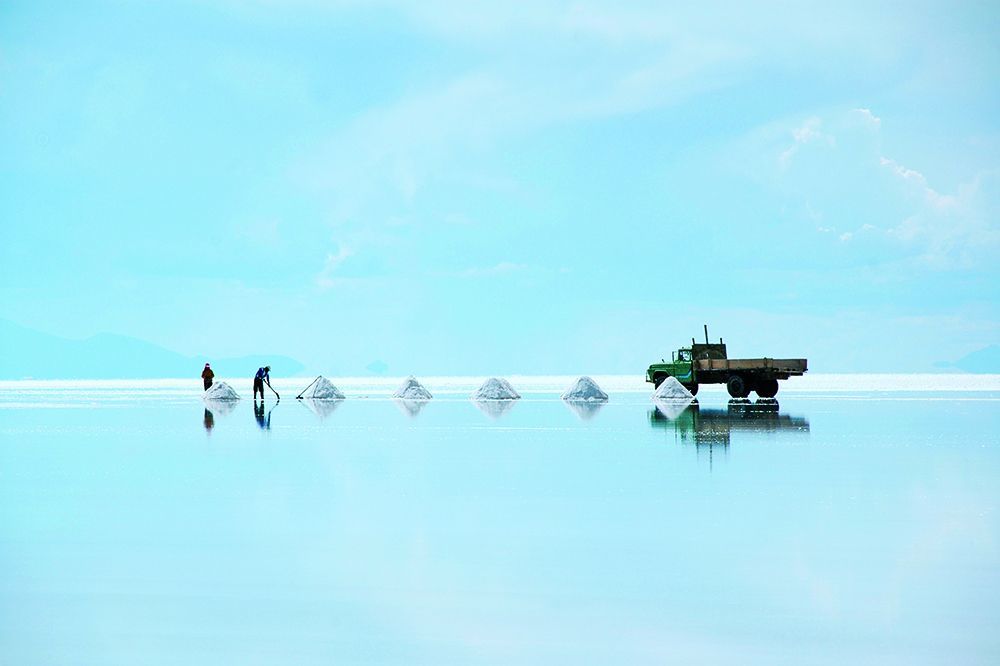 Bir ayna gibi parlıyor yeryüzü.