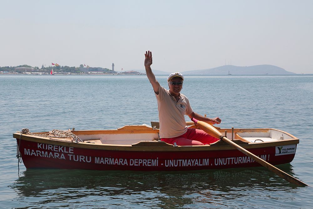 Depremi Hatırlatmak İçin Kürek Çekiyor