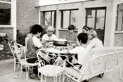Bir kimsesizler yurdu ya da yetimhane değil, bir ütopya adası. Dayanışmanın, eşitlikçi paylaşımın, yaşama sevincinin barınağı Nesin Vakfı. Aziz Nesin’i 103. doğum gününde saygıyla anıyoruz. Hepimiz Aziz Nesin’in büyüttüğü çocuklarız. 3g1