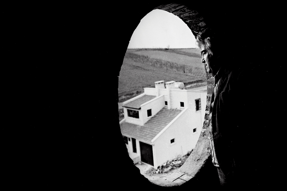 Bir kimsesizler yurdu ya da yetimhane değil, bir ütopya adası. Dayanışmanın, eşitlikçi paylaşımın, yaşama sevincinin barınağı Nesin Vakfı. Aziz Nesin’i 103. doğum gününde saygıyla anıyoruz. Hepimiz Aziz Nesin’in büyüttüğü çocuklarız. 2g