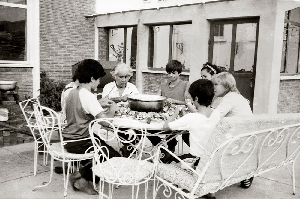 Bir kimsesizler yurdu ya da yetimhane değil, bir ütopya adası. Dayanışmanın, eşitlikçi paylaşımın, yaşama sevincinin barınağı Nesin Vakfı. Aziz Nesin’i 103. doğum gününde saygıyla anıyoruz. Hepimiz Aziz Nesin’in büyüttüğü çocuklarız. 3g
