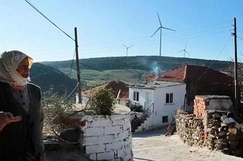 Pervanelerin Ortasında Bir Köy