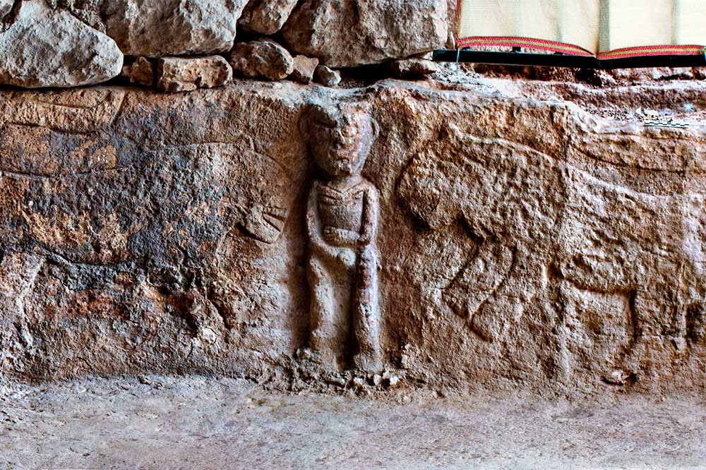 Sayburç Kabartmaları: İnsan, Boğa, Leopar